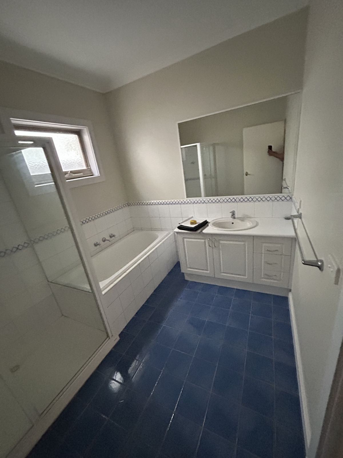 Newport ensuite before renovation